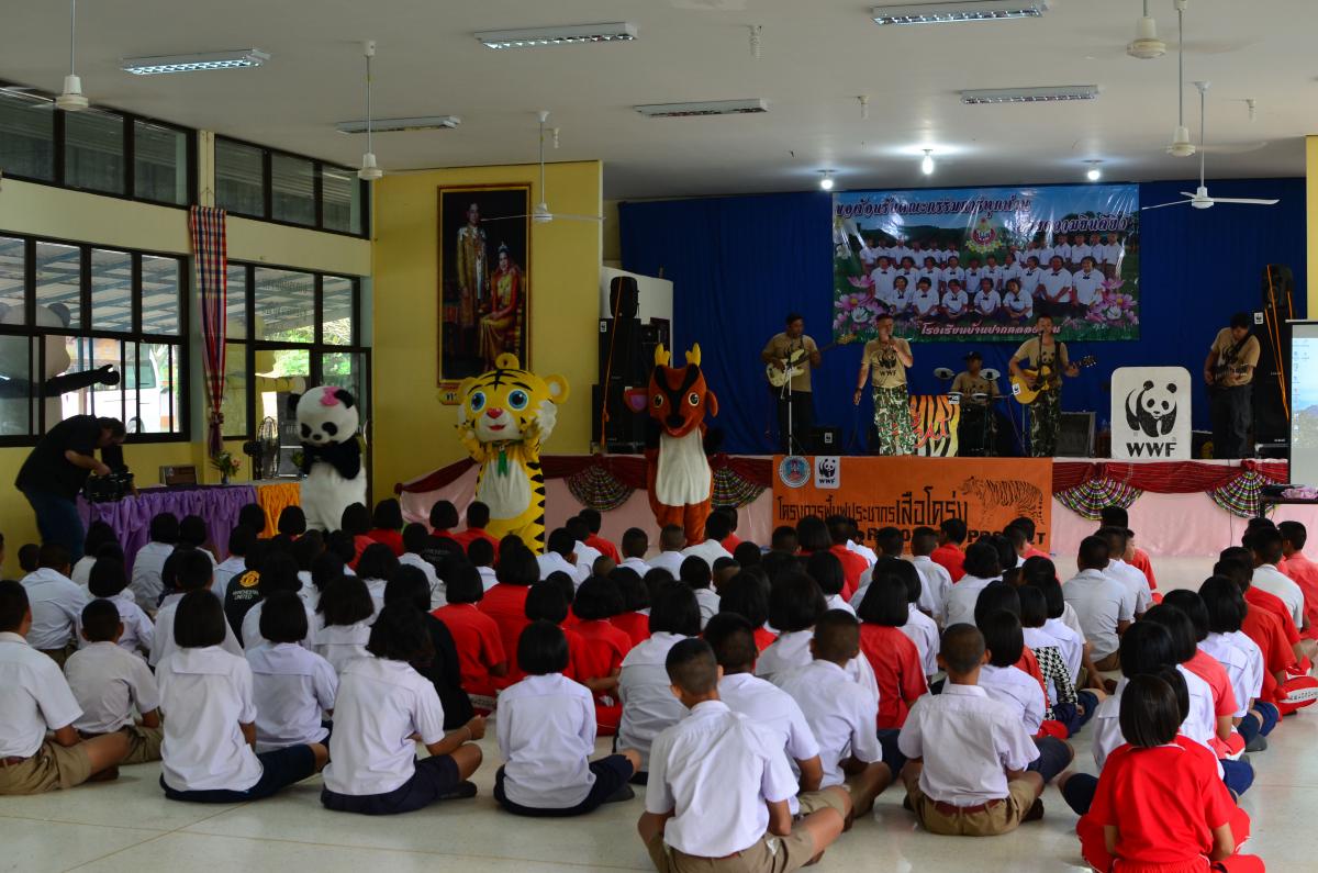 Aufklärungsarbeit in einem Dorf und einer Schule