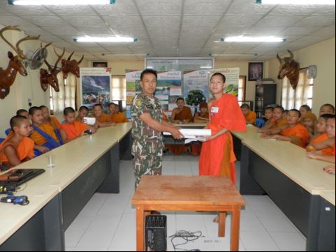 Aufklärungsarbeiten mit jungen Mönchen